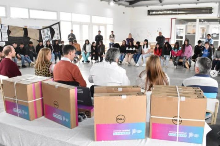 p1-2 Notebooks para la Escuela Secundaria Nº 6 del Barrio Aeroparque